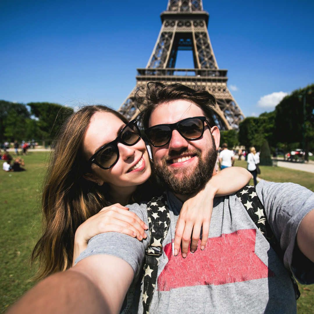 Couple devant la tour Eiffel