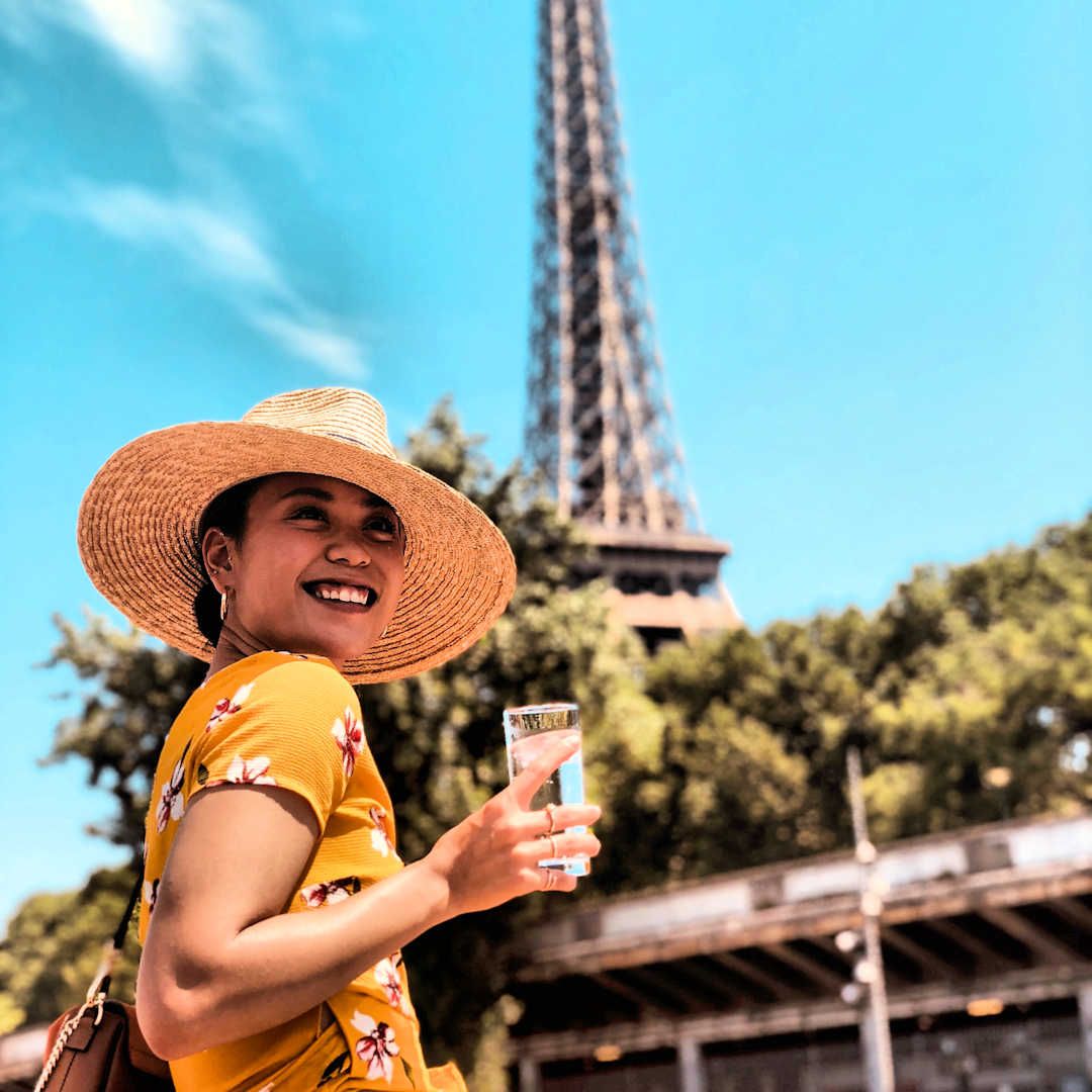 Jeune fille devant tour Eiffel